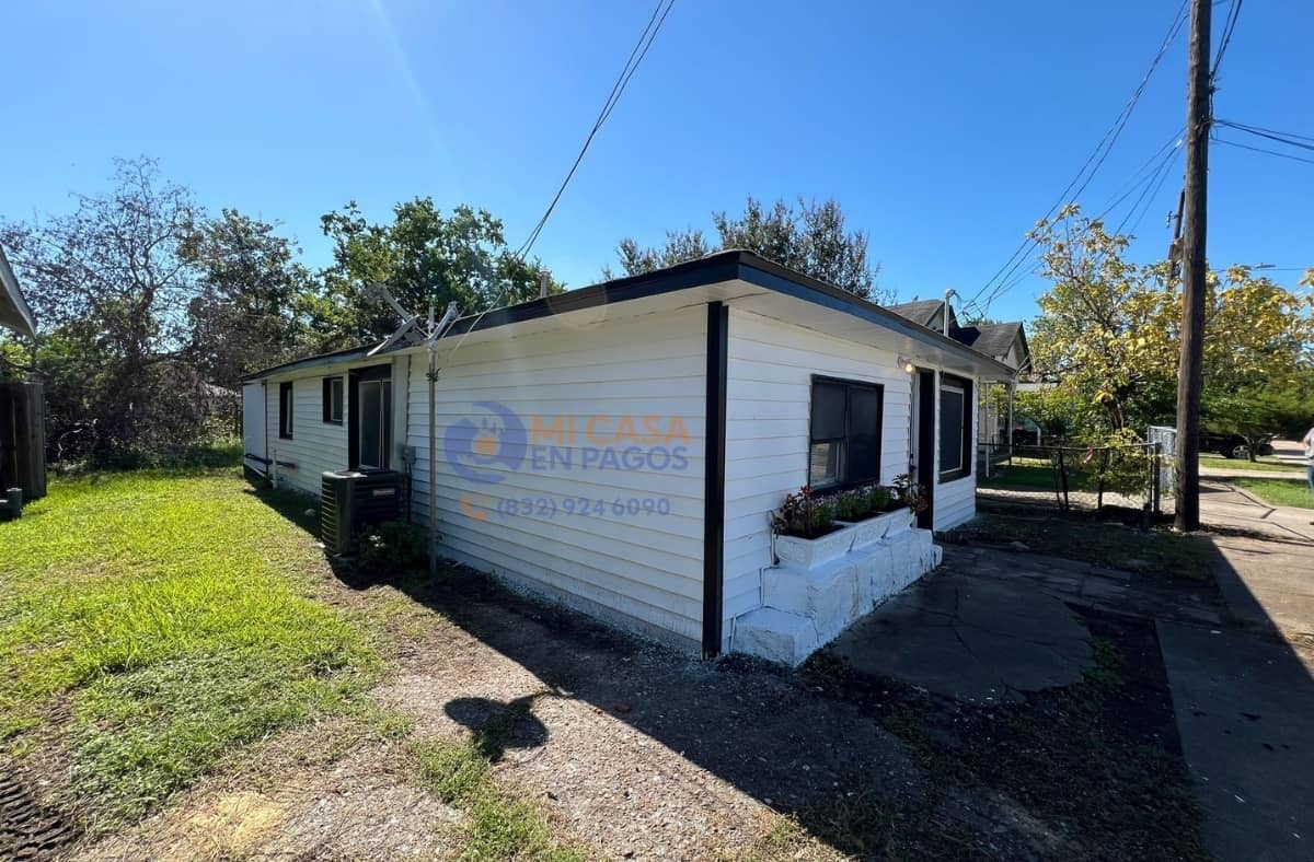 1212 Pine St, Baytown, TX 77520