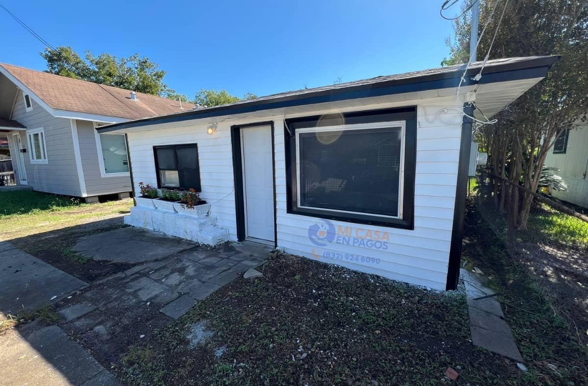 1212 Pine St, Baytown, TX 77520