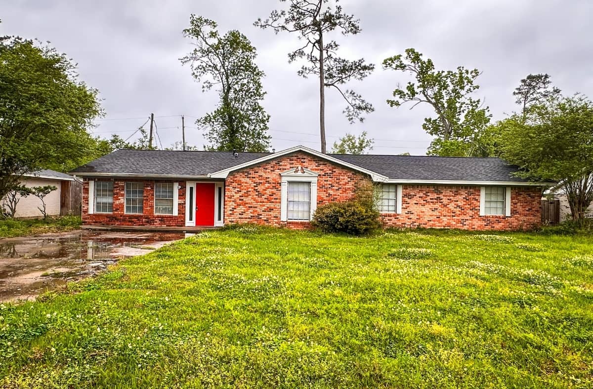122 Wood Manor Ln, Sour Lake, TX 77659